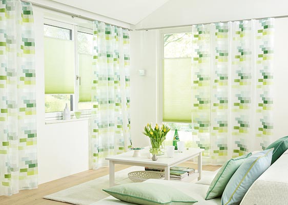 Kombination aus Vorhängen und Plissee-Faltstores als Sicht- und Sonnenschutz